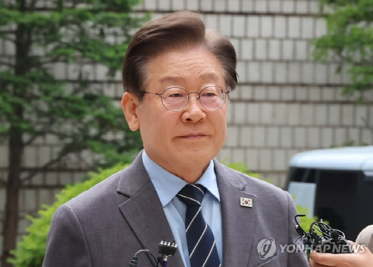 이재명 전 더불어민주당 대표가 지난 28일 오후 서울 서초구 서울중앙지방법원에서 열리는 공직선거법 위반 1심 속행 공판에 출석하기 위해 법정으로 향하고 있다. <연합뉴스>